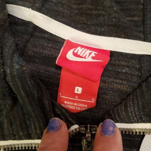 Nike Women's Sports Black/Multil Printed Hooded Jacket (924081-010) Size L - Picture 4 of 7